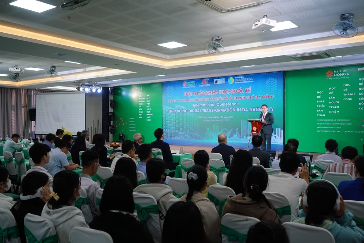 Tham dự hội thảo khoa học "Tăng cường Chuyển đổi Số tại Đà Nẵng".